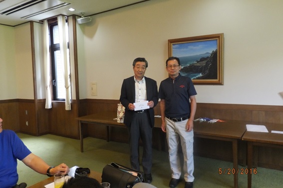 表彰式（菅野会長と寺内氏）